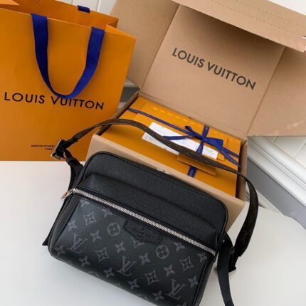 Louis Vuitton Borsa Messenger Outdoor M30233 .Size 26*20*10.5cm
