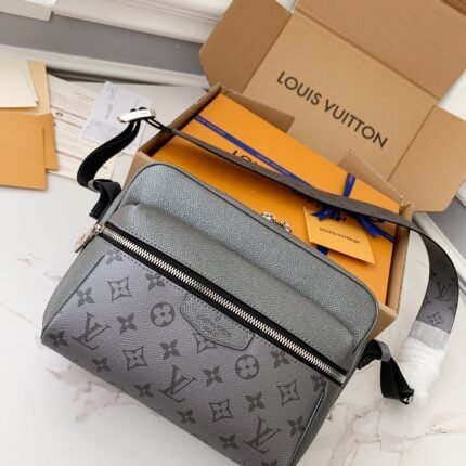 Louis Vuitton OUTDOOR Men-s Messenger bag M30830. 26 * 20 * 10.5cm