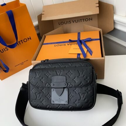 Louis Vuitton S Lock Men-s Messenger bag M58489. top quality Size: 22 * 18 * 8cm